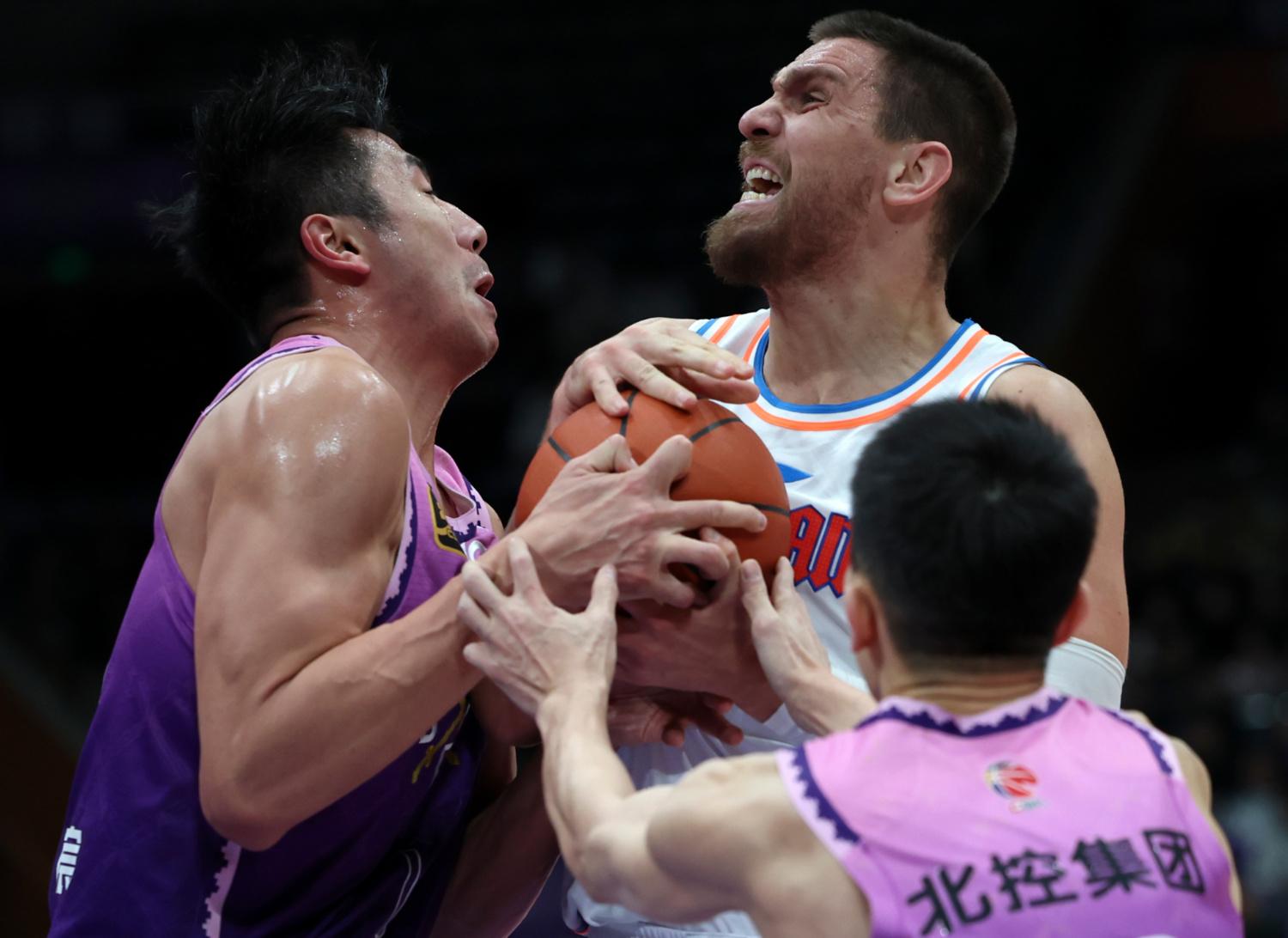 包含今晨密尔沃基雄鹿备战欧篮联，临场应变细节曝光，压力陡增，阵容厚度经受考验的词条